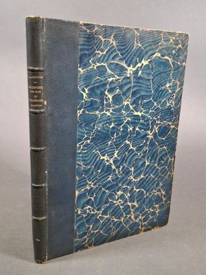 un vieux livre à la couverture bleue posé sur une table