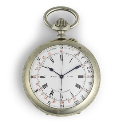 une montre de poche en argent avec des chiffres romains sur le cadran