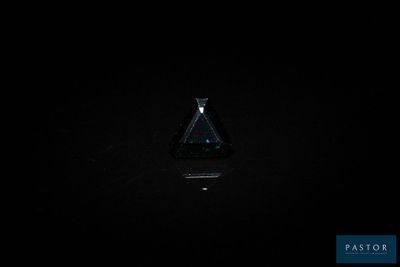 l'image d'un diamant en forme de triangle dans l'obscurité