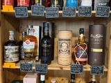 de nombreux types d'alcools différents sur les rayons du magasin