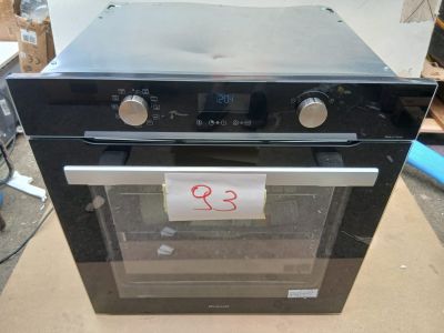 un four noir posé sur une boîte en carton