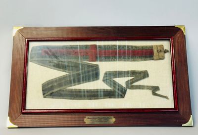 une photo d'une image encadrée représentant un couteau et une lame de couteau
