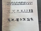 quelqu'un tient un morceau de papier sur lequel sont écrits des caractères chinois