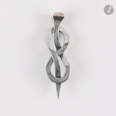 un pendentif en argent orné d'un nœud, posé sur un fond blanc