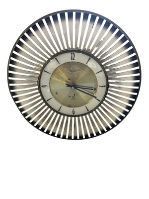 une horloge accrochée au mur de la pièce