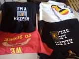 trois t-shirts qui se trouvent dans une boîte posée par terre