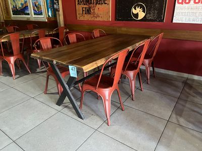 une table et des chaises dans un restaurant avec des affiches aux murs