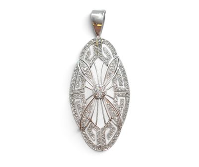 un pendentif en or blanc et diamants sur fond blanc