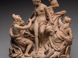 une sculpture représentant un groupe de personnes sur un socle