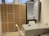 une table et des chaises dans une petite pièce équipée d'un réfrigérateur