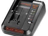 un chargeur de batterie Black & Decker sur fond blanc
