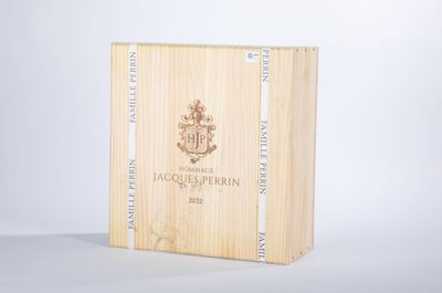 une image représentant une boîte en bois contenant une bouteille de vin