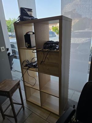 un bureau sur lequel est posé un ordinateur portable, dans un coin de la pièce