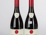 deux bouteilles de vin sont posées côte à côte sur une table