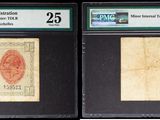Trois types différents de timbres sont exposés dans une vitrine.
