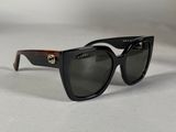 gros plan d'une paire de lunettes de soleil sur une surface blanche