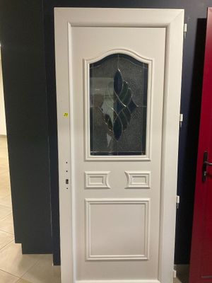 la porte d'entrée d'une maison avec une porte rouge et une porte blanche
