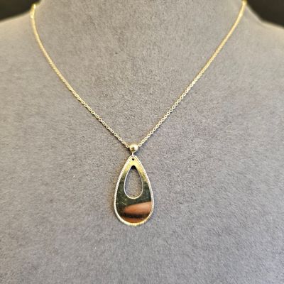 un collier avec un pendentif en forme de larme sur un mannequin, un mannequin, un mannequin, un mannequin, un mannequin, un mannequin, un mannequin, un mannequin, un mannequin