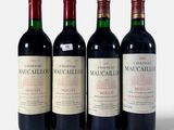 trois bouteilles de vin rouge sont alignées sur une surface blanche