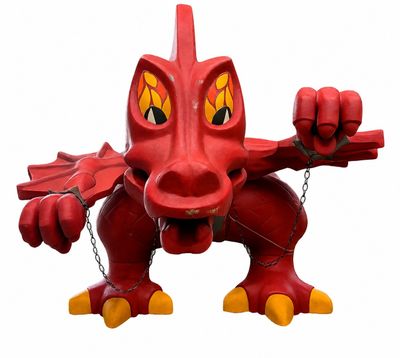 une statue de dragon rouge avec une chaîne autour du cou