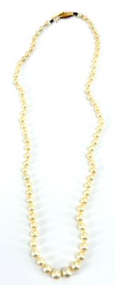 Le collier est composé de perles et muni d'un fermoir en or.