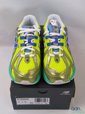 un gros plan sur une paire de chaussures de course jaunes et bleues