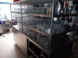 de nombreux verres à vin vides sur les étagères de la cuisine