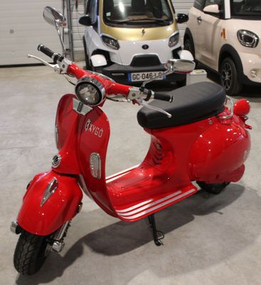 un scooter rouge garé dans un garage