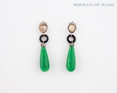une paire de boucles d'oreilles en jade vert et diamants sur fond blanc