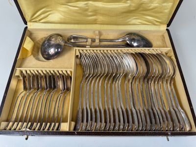 une boîte contenant tout un tas de cuillères en argent
