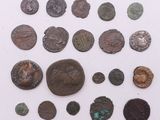 un assortiment de pièces de monnaie romaines antiques disposées sur un fond blanc