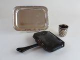 un petit miroir et un autre petit miroir posé sur une table
