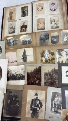 beaucoup de vieilles photos sur la table ensemble