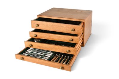 une boîte en bois comportant trois tiroirs et contenant un couteau