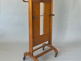 un porte-manteau en bois muni d'un cintre