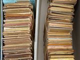 deux boîtes remplies d'une multitude de papiers, posées sur une table
