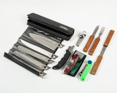 un couteau, une fourchette, un aiguiseur de couteaux, un aiguiseur de couteaux, un aiguiseur de couteaux, un aiguiseur de couteaux, un aiguiseur de couteaux, un aiguiseur de couteaux, un couteau