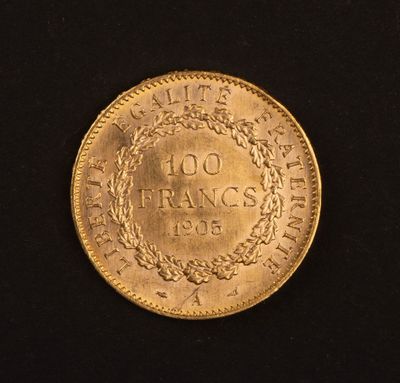 gros plan d'une pièce d'or sur une surface noire