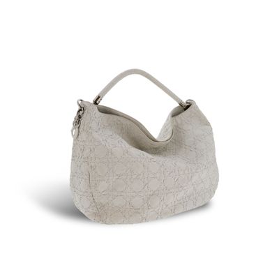 le sac à main blanc est posé sur une surface blanche et comporte une anse