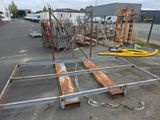 beaucoup de déchets par terre dans un parking