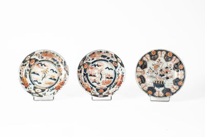 trois petites assiettes ornées de motifs sur un fond blanc