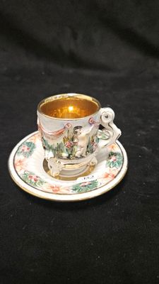 une tasse et une soucoupe posées sur une table noire