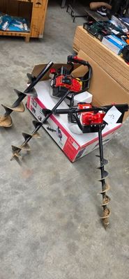 une boîte à outils posée par terre à côté d'une paire de socs