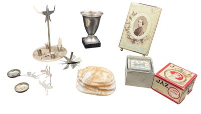 de nombreux objets exposés sur une surface blanche