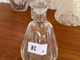 un vase en verre muni d'une étiquette, posé sur une table