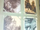une photo d'un homme qui regarde des tableaux accrochés au mur