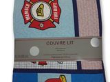 couverture de pompier bleue avec un camion de pompiers rouge et blanc imprimé dessus