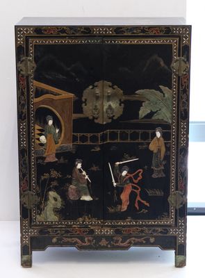 une armoire noire sur laquelle est peinte une image
