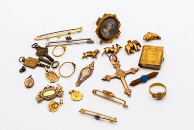 plusieurs types de bijoux différents sur une surface blanche