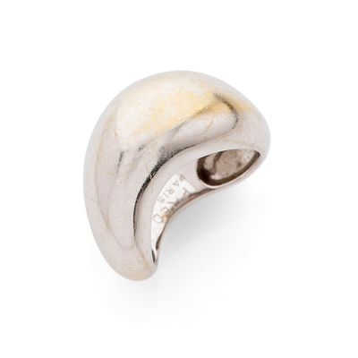une image montrant un gros plan d'une bague en argent sur fond blanc